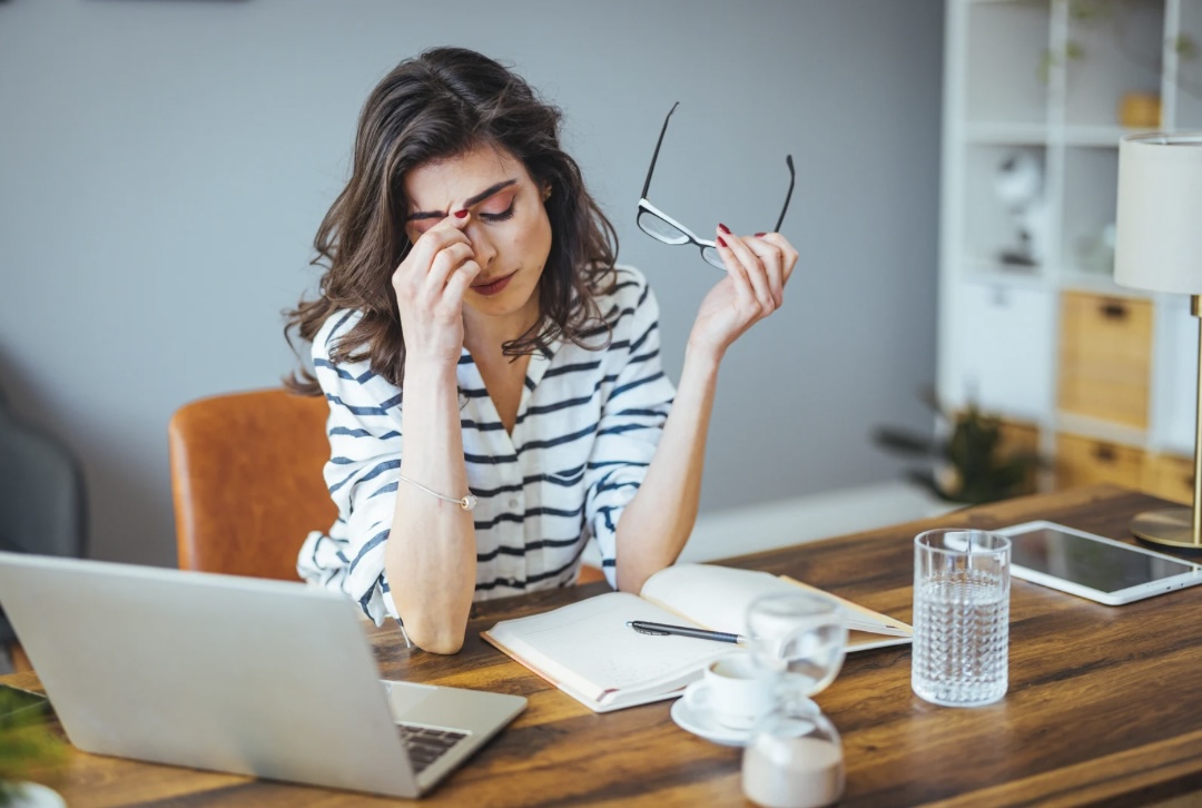 woman experiencing high-functioning anxiety working on laptop